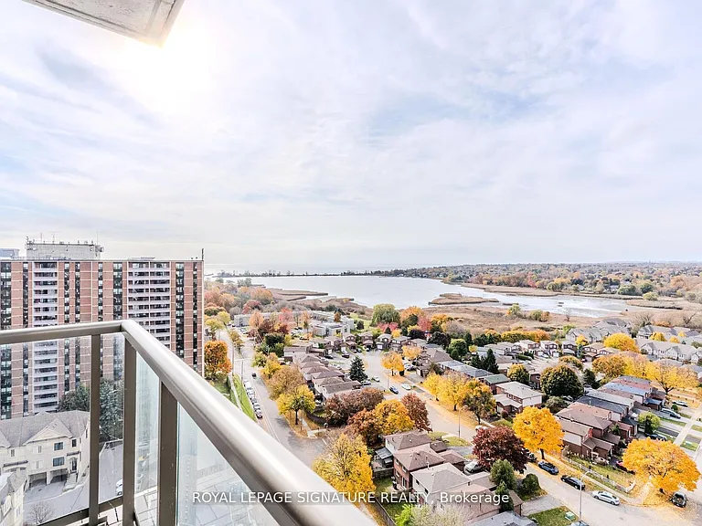 1215 Bayly St #Penthouse 206 — Photo 24