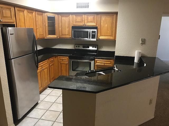 Kitchen w/breakfast bar, granite and stainless steel
