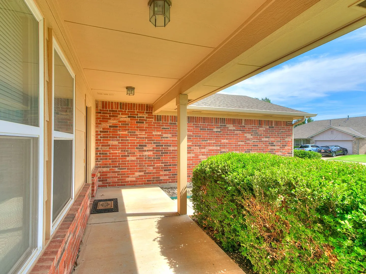 Cute 3 Bed 2 Bath In Mustang Schools — Photo 3