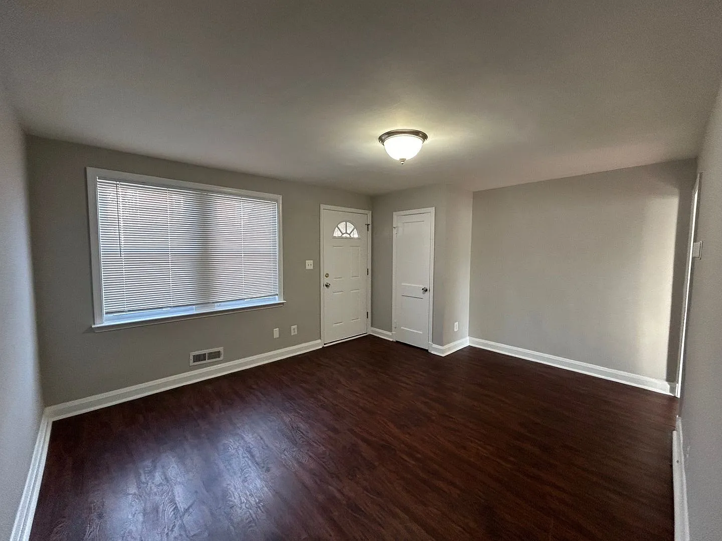 3 Bedrooms and 1.5 baths Available! — Photo 4