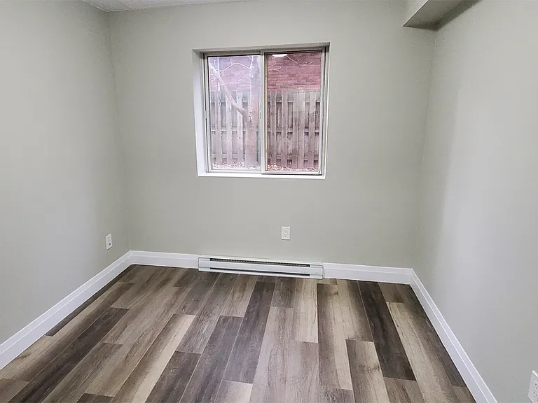 349 Queenston St — Photo 8