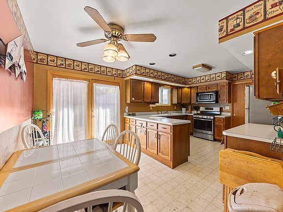 5th image of 802 Sheila Dr