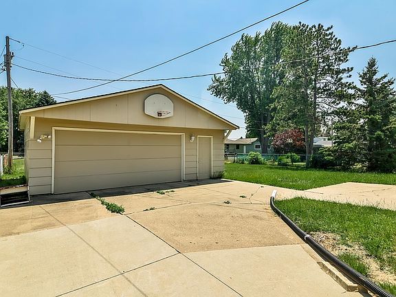 4th image of 1934 Gershwin Dr