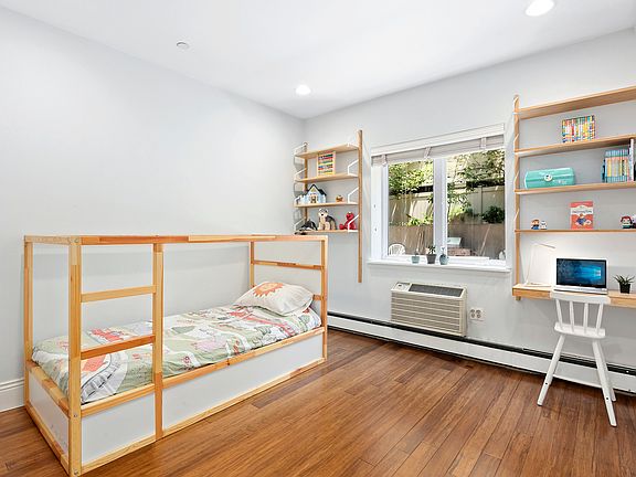 3rd image of 527 Vanderbilt Ave APT 1A
