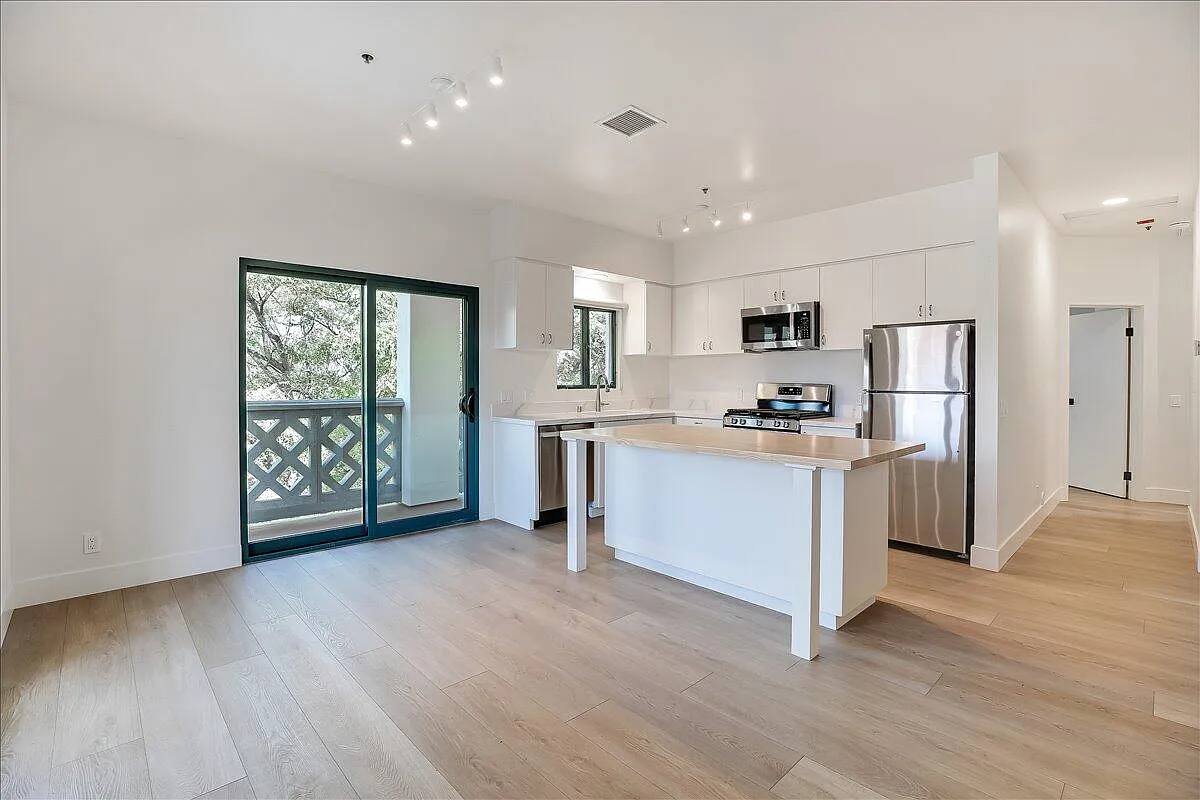 2 bed, 2.0 bath, 1200 sqft, $4,950 — Photo 4