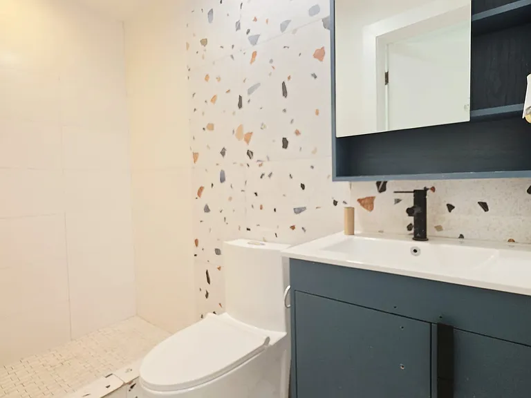28 E 47th St #2E — Photo 8
