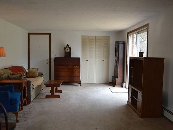 4th image of 4 Zabriskie Dr APT D