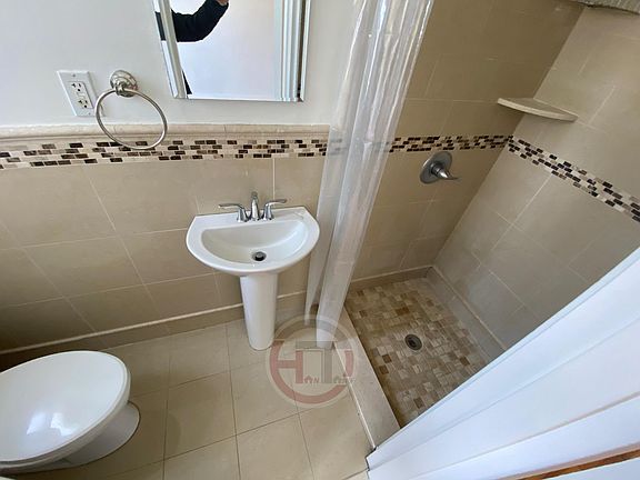 5th image of 3315 Campbell Dr #1
