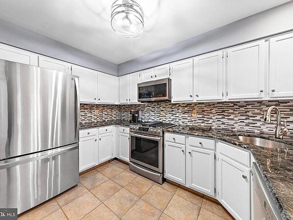 5th image of 28 Stanwyck Ct