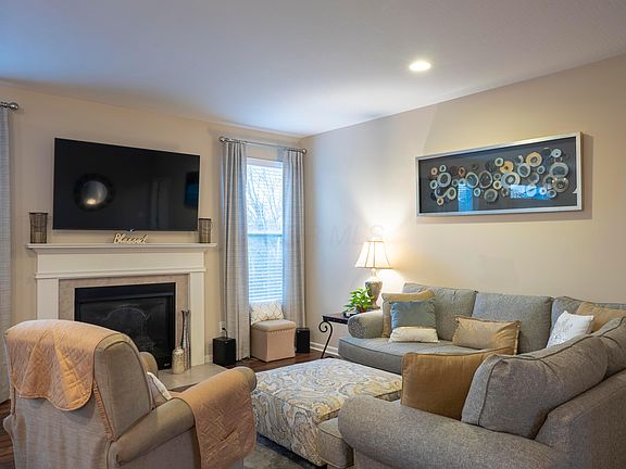 5th image of 127 Broadstone Cir W