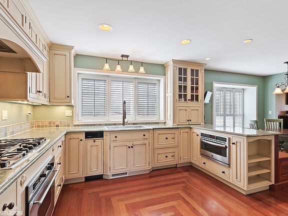 4th image of 368 Old Wood Ct