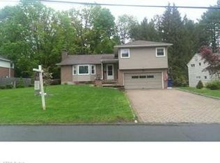 6 Hamlin Dr, West Hartford, CT 06117