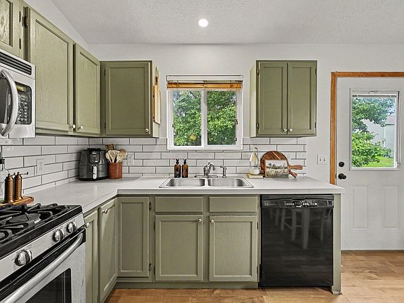 4th image of 3053 Burritt St NW