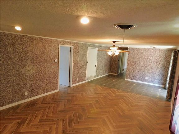 5th image of 717 W Wood St