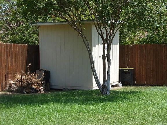 4th image of 833 Nicole Dr