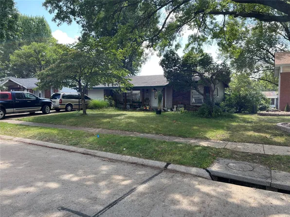 530 Coach Light Ln, Hazelwood, MO 63042