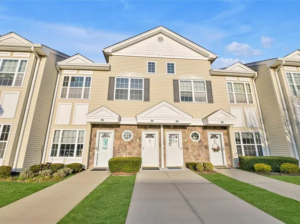 281 Spring Drive #281, East Meadow, NY 11554