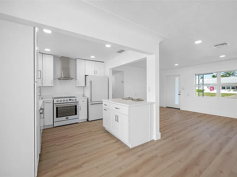 7930 Causeway Blvd S — Photo 14