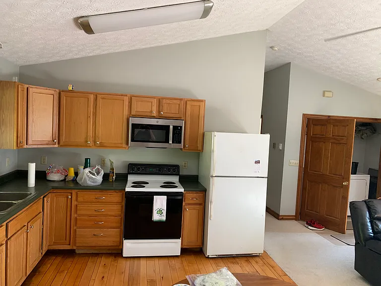 1275 Foster Rd — Photo 5