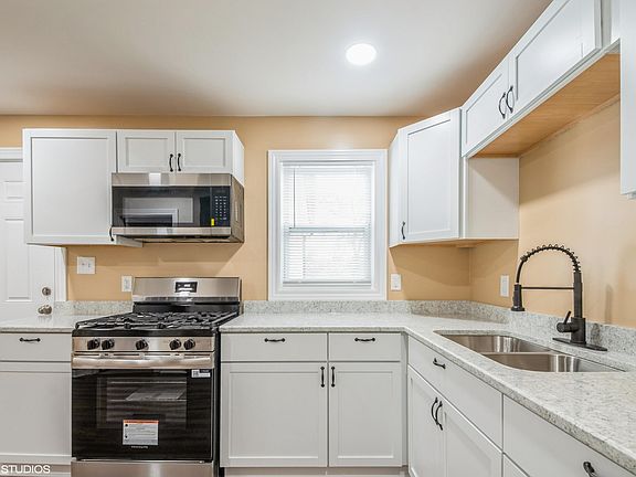 5th image of 2252 Maryland St