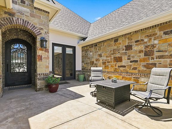 4th image of 412 Nora Ln