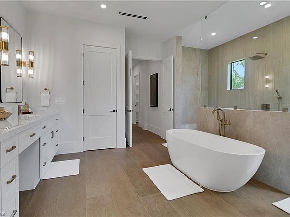 4th image of 538 13th ST SW