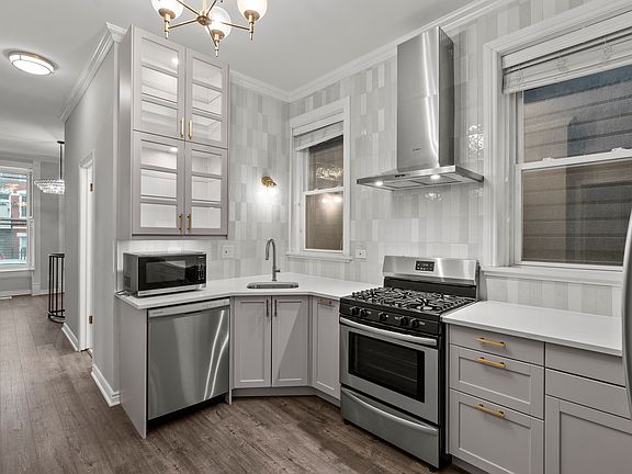 4th image of 1864 N Sheffield Ave Unit 1