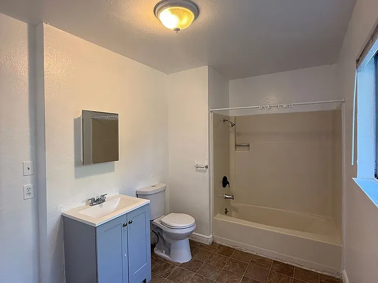 327 E Acacia St — Photo 8