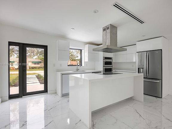 4th image of 2020 N Hibiscus Dr