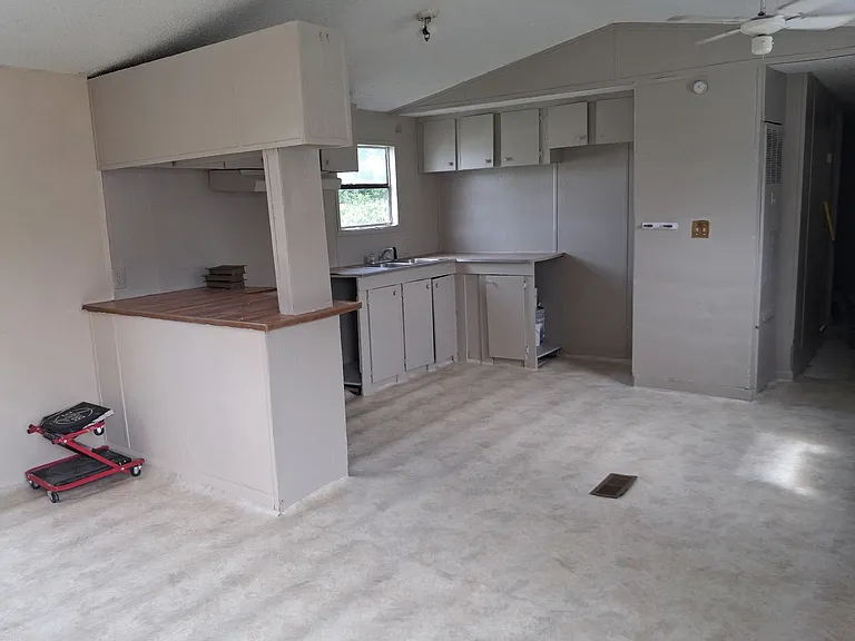 321 Lacross Rd — Photo 5