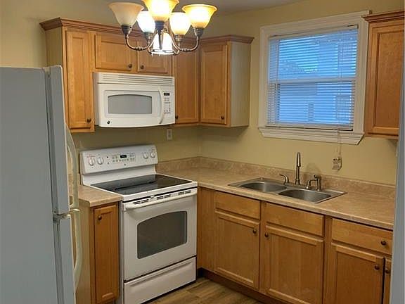 4th image of 2040 Marengo St