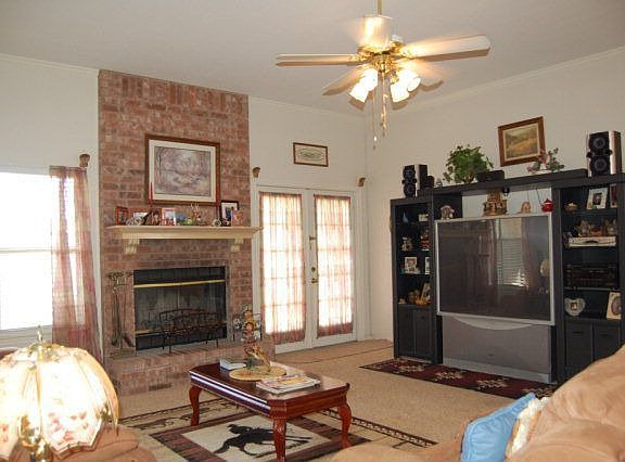 3rd image of 1065 Memorial Cir