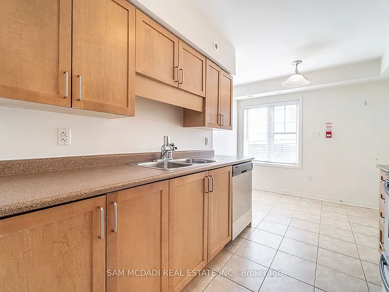 639 Dundas St W #2 — Photo 16
