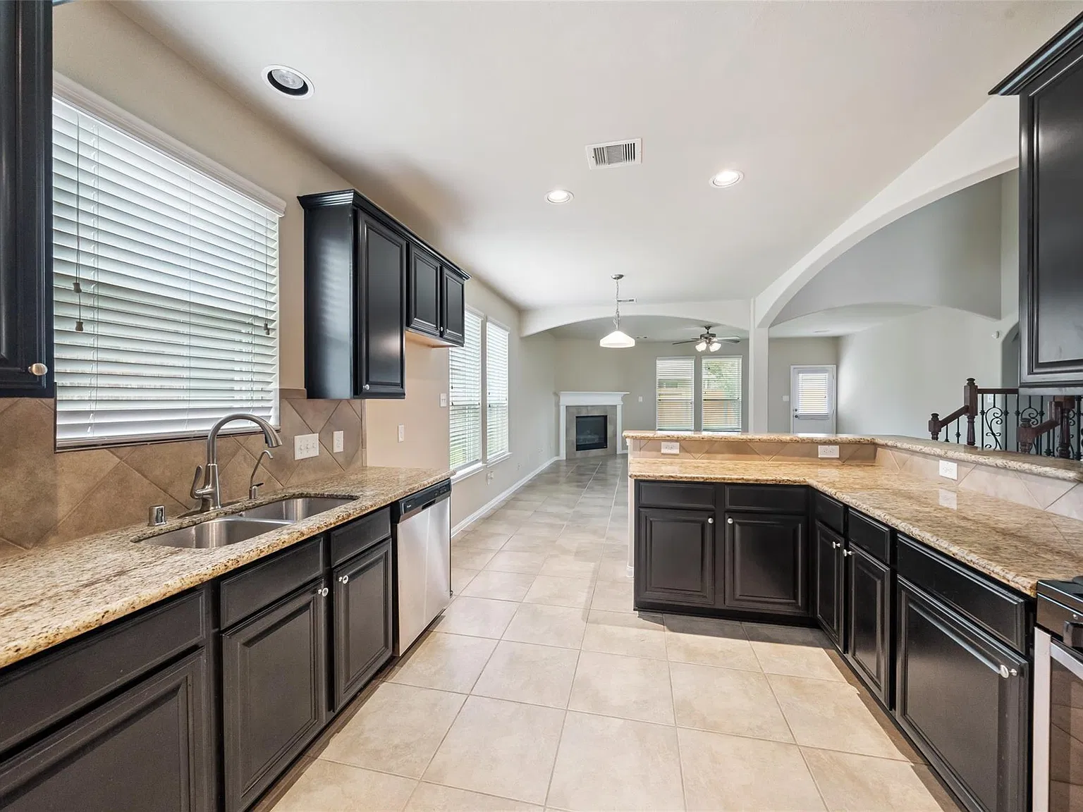 4 bed, 3.5 bath, 2932 sqft, $3,000 — Photo 4