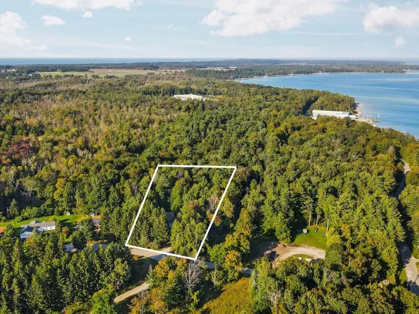 211 E 7th St, Northport, MI 49670