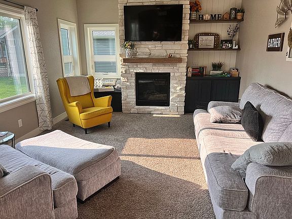 2nd image of 305 Maple Dr