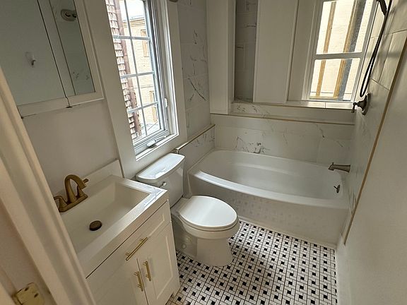 3rd image of 219 Hanover St #8