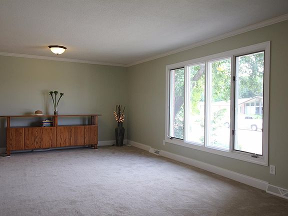 4th image of 305 W 25th St