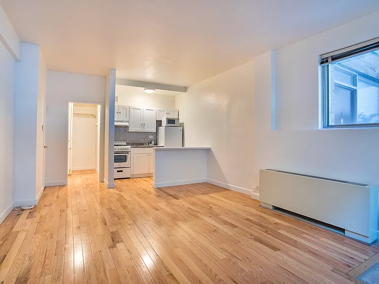 330 E 49th St #Townhouse 2 — Photo 2