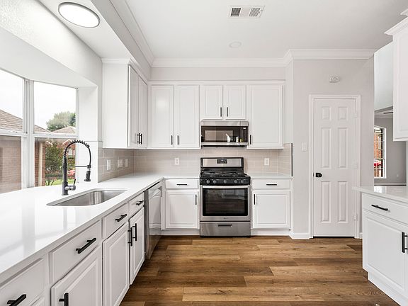 5th image of 5108 Highlands Dr