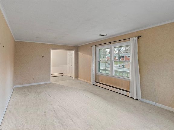 4th image of 929 Walton Ct