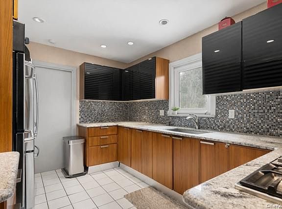 5th image of 890 Thompson Drive