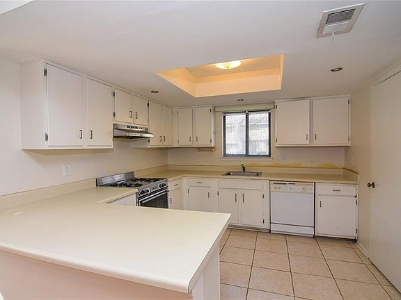 3rd image of 2013 Stratford Pl