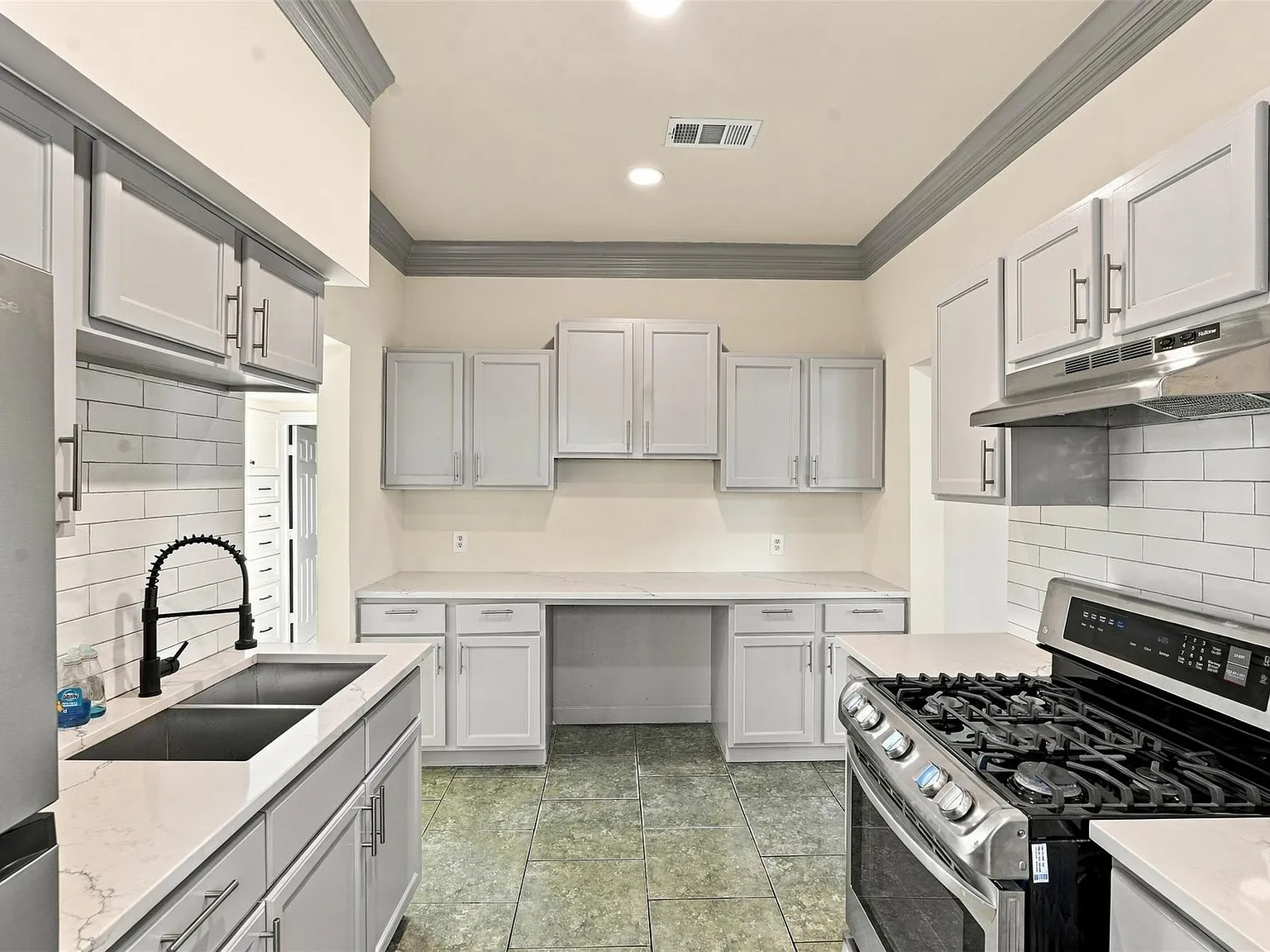 2 bed, 1.0 bath, 1027 sqft, $2,300 — Photo 4