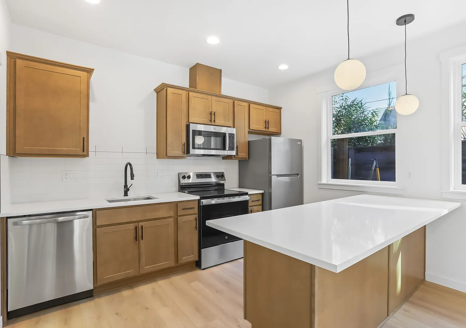 602-614 NE Russell St — Photo 1