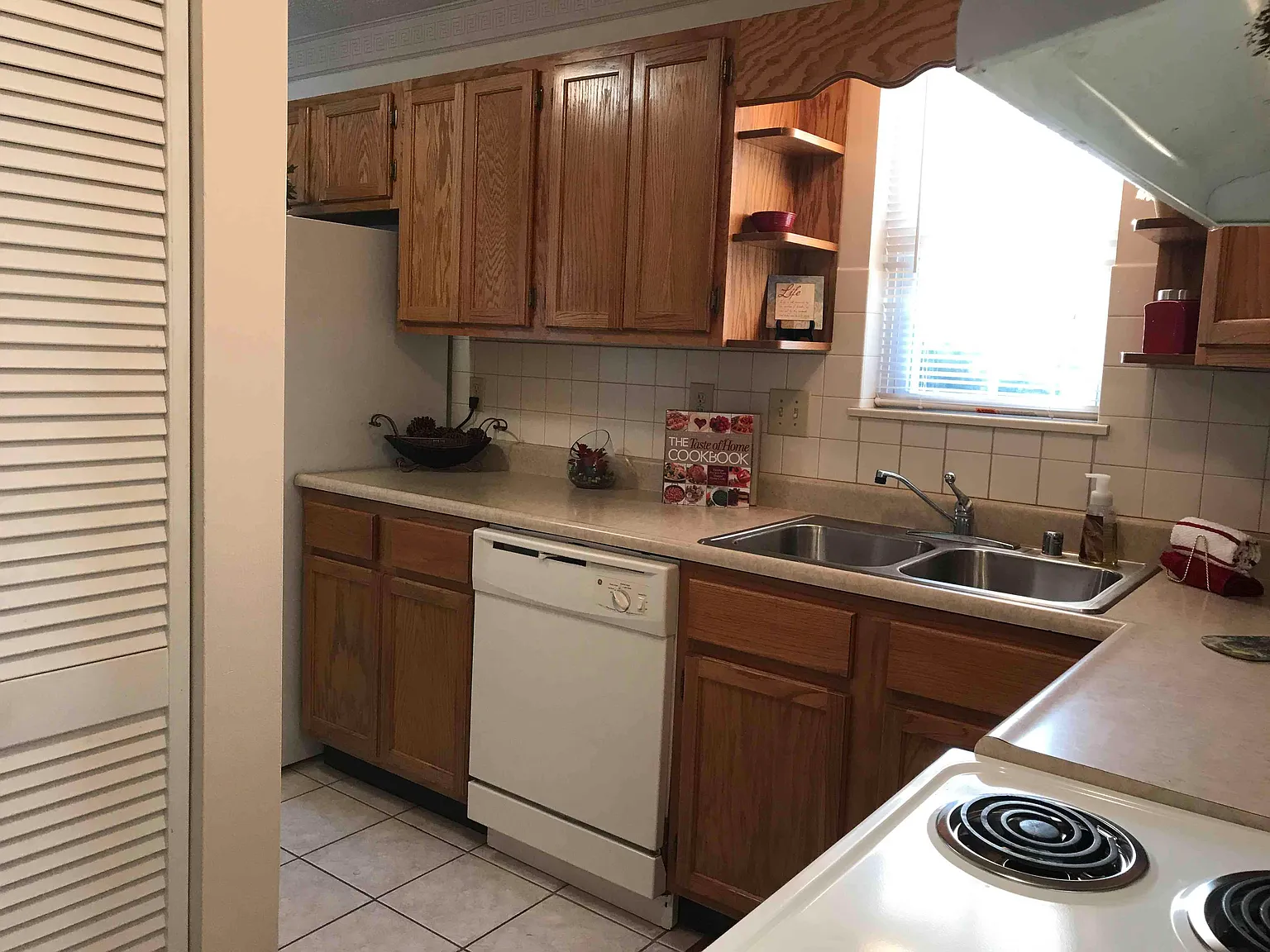 2 bed, 1.5 bath, 900 sqft, $975 — Photo 3