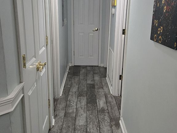 Hallway to bedrooms/Bathroom