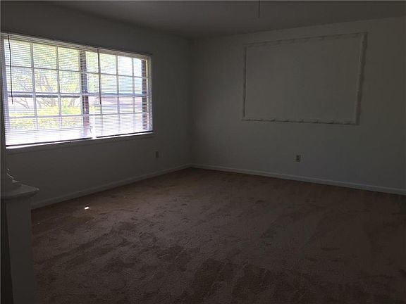 4th image of 308 Hallmark Dr W
