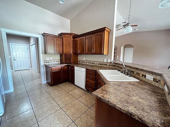 3rd image of 910 Vineland Dr #1