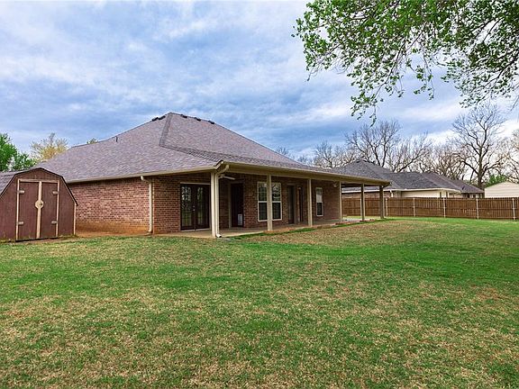 3rd image of 1012 Tilghman Dr